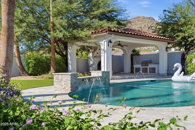 5828 E Cactus Wren Rd in Paradise Valley, AZ - Foto de edificio - Building Photo