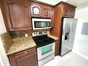 2492 Centergate Dr in Miramar, FL - Building Photo - Building Photo