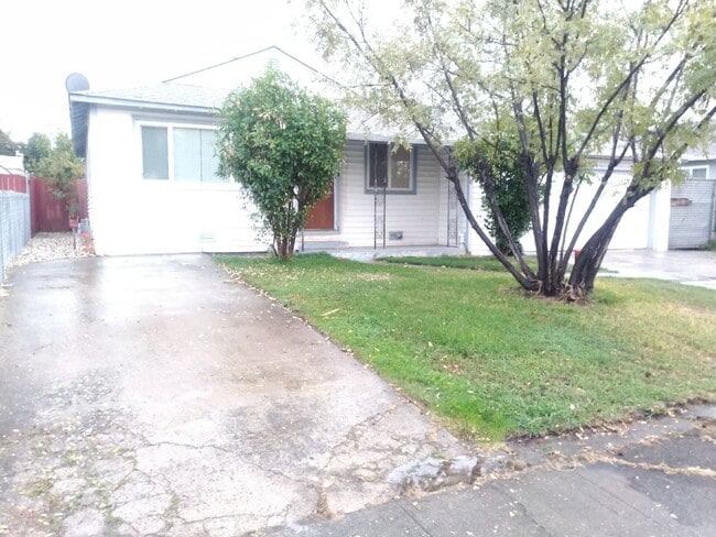 5748 San Ardo Way in North Highlands, CA - Building Photo - Building Photo