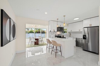 912 SE 16th Pl in Deerfield Beach, FL - Foto de edificio - Building Photo