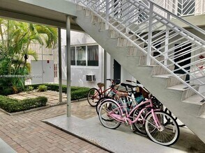 7440 Byron Ave in Miami, FL - Foto de edificio - Building Photo