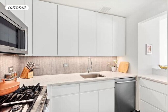 305 E 63rd St in New York, NY - Building Photo - Building Photo
