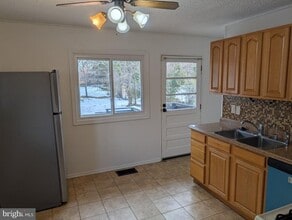 6451 Maplewood Dr in Falls Church, VA - Foto de edificio - Building Photo