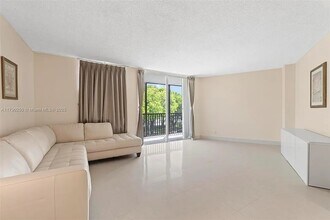 3401 N Country Club Dr, Unit 311 in Aventura, FL - Building Photo - Building Photo