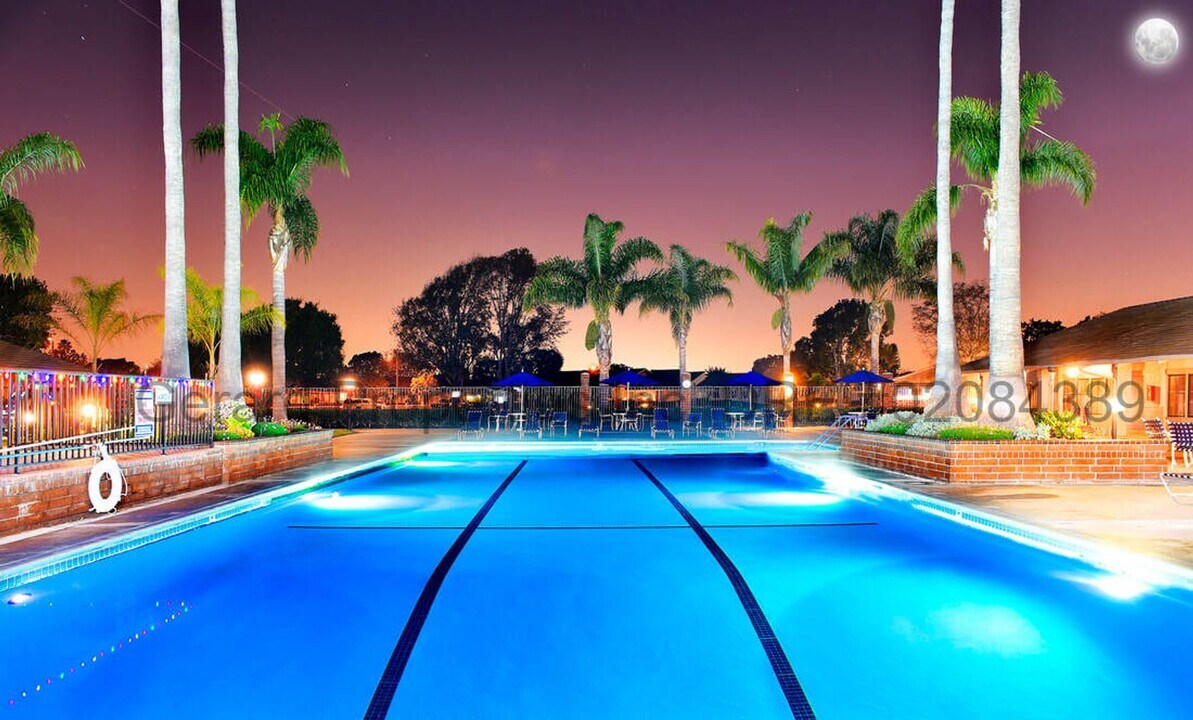 8877 Tulare Dr in Huntington Beach, CA - Building Photo