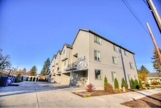 607 NE 92nd Ave in Portland, OR - Building Photo - Building Photo