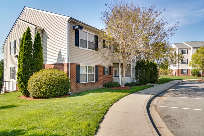 Overlook at Brook Run in Richmond, VA - Foto de edificio - Building Photo