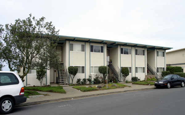 330 Esplanade Ave in Pacifica, CA - Building Photo - Building Photo