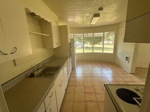 215 SE Lilly Ave-Unit -2 in Corvallis, OR - Building Photo - Building Photo