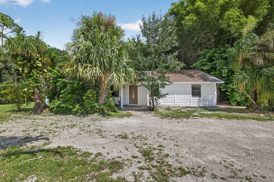 2340 B Rd in Loxahatchee Groves, FL - Building Photo