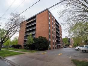 Karita Tower in Windsor, ON - Foto de edificio - Building Photo