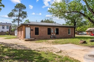 1822 Oakwood St in Haltom City, TX - Building Photo - Building Photo