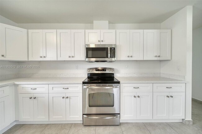 9557 SW 40th Terrace in Olympia Heights, FL - Building Photo - Building Photo