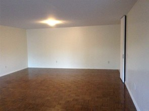 12 Bond St-Unit -2D in Great Neck, NY - Building Photo - Building Photo