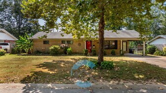 2417 Meadow Dr in Conway, AR - Building Photo