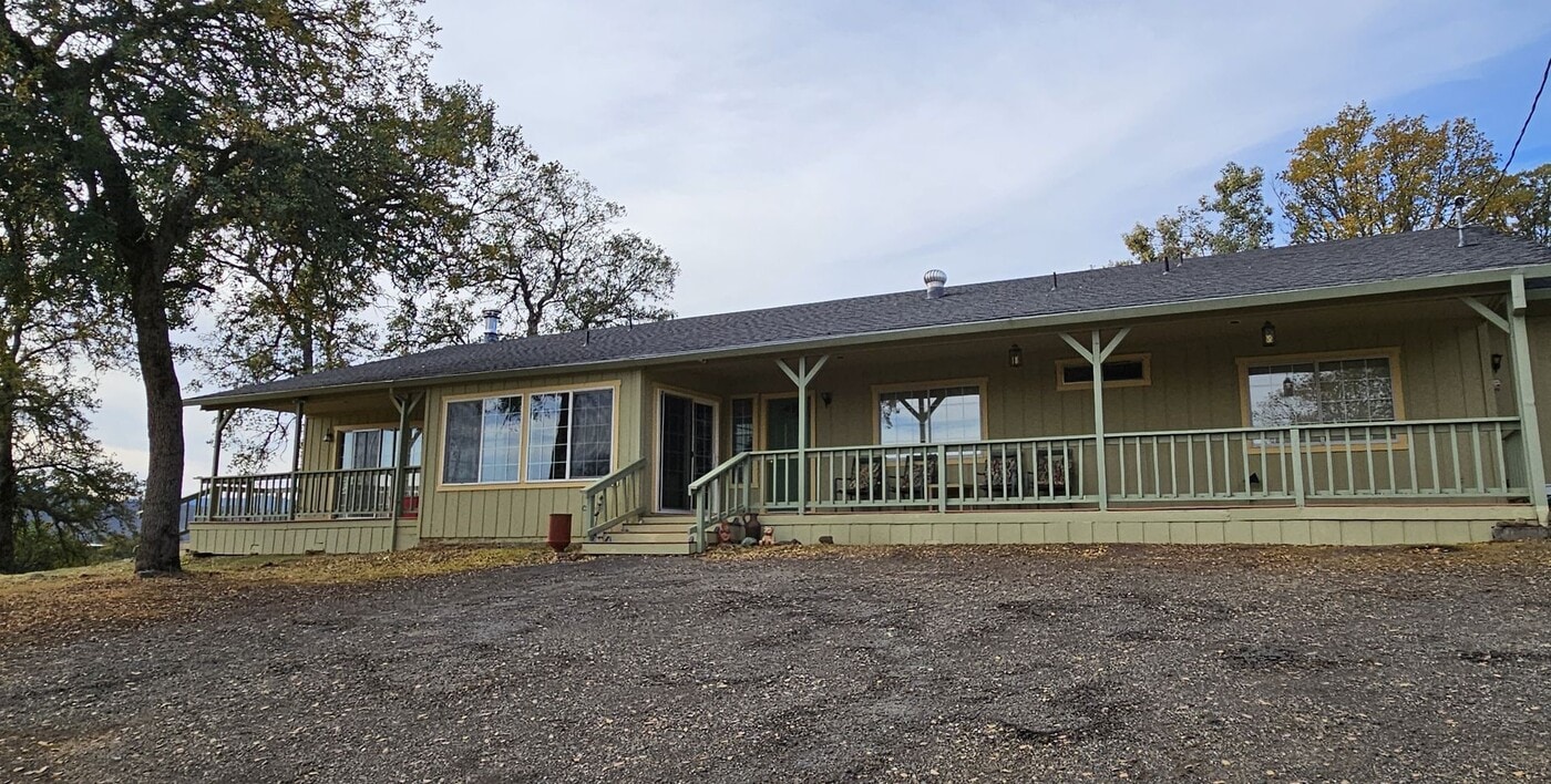 19602 Hartman Rd in Hidden Valley Lake, CA - Foto de edificio