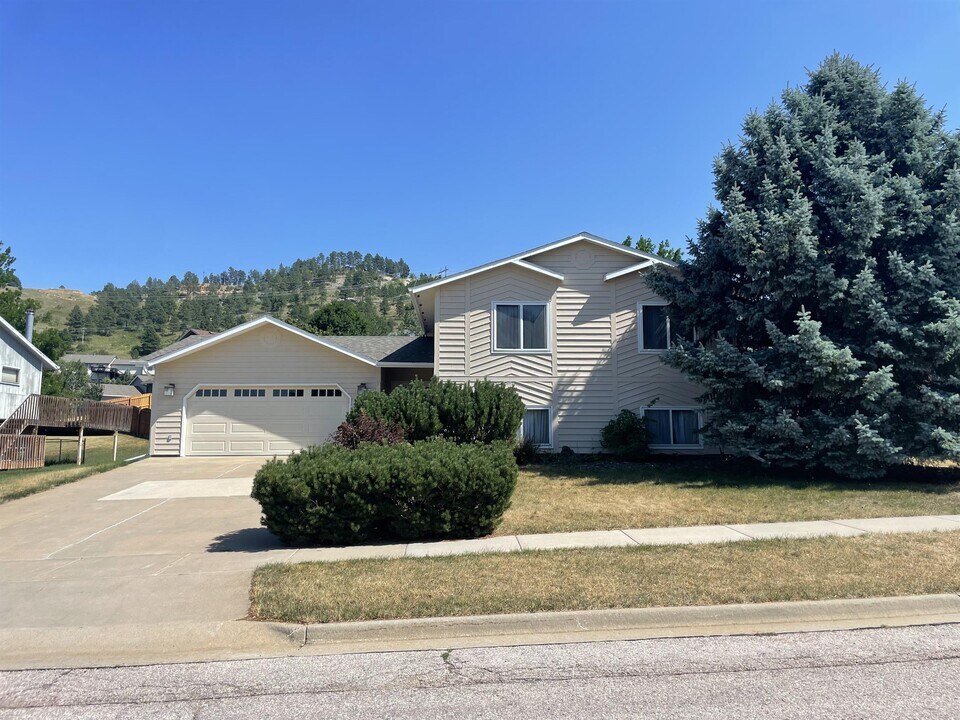 2802 Westgate Dr in Rapid City, SD - Building Photo