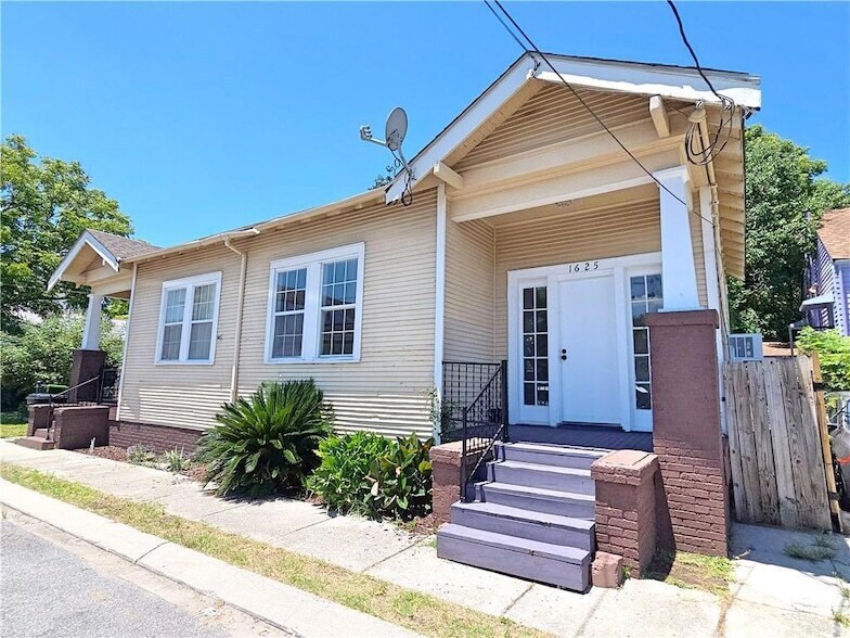 1625 Rousselin Dr in New Orleans, LA - Building Photo
