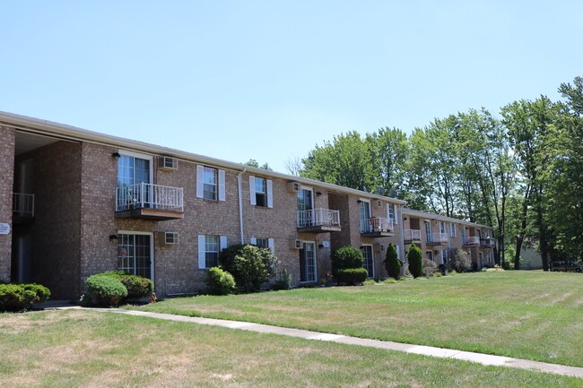 Painesville Townhouse Apartments in Painesville, OH - Foto de edificio - Building Photo