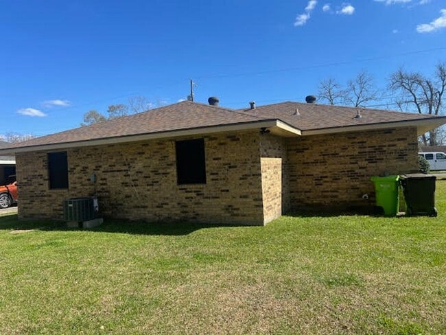 906 Cecile Blvd in Breaux Bridge, LA - Building Photo - Building Photo