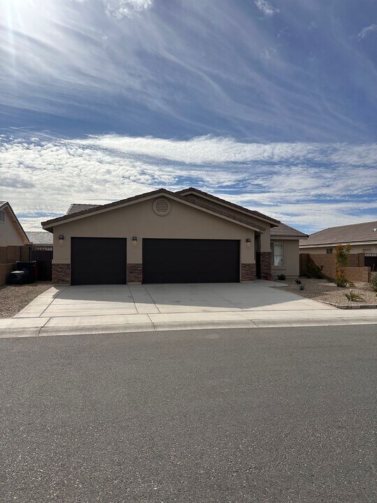 12623 E 51st St in Yuma, AZ - Building Photo