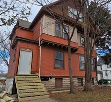 113 W Division St in Fond du Lac, WI - Building Photo