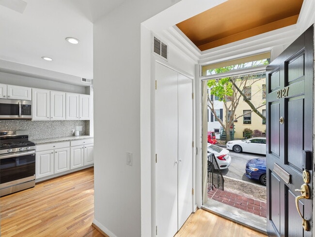 2127 Newport Pl NW in Washington, DC - Foto de edificio - Building Photo