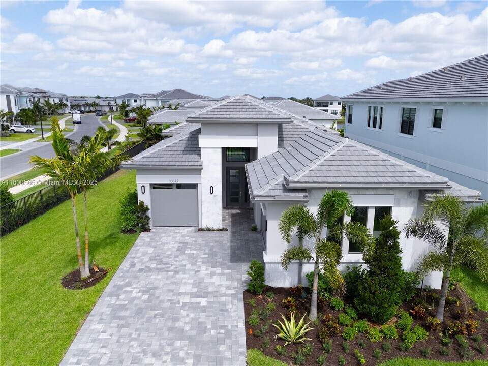 10042 Bird Watch Wy in Palm Beach Gardens, FL - Building Photo