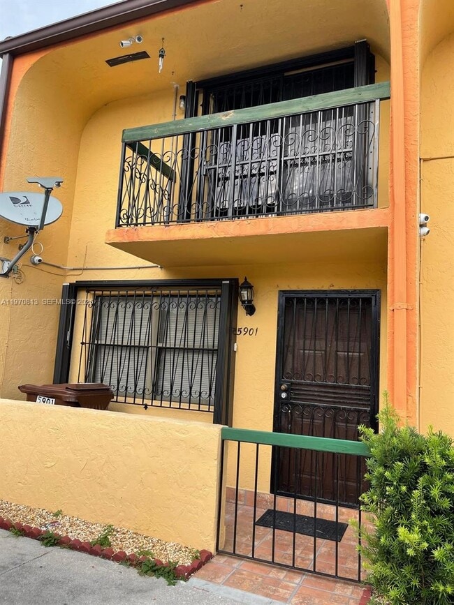 5901 W 18th Ct in Hialeah, FL - Foto de edificio - Building Photo