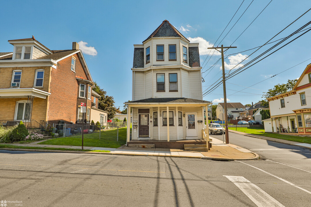 298 W Berwick St in Easton, PA - Building Photo