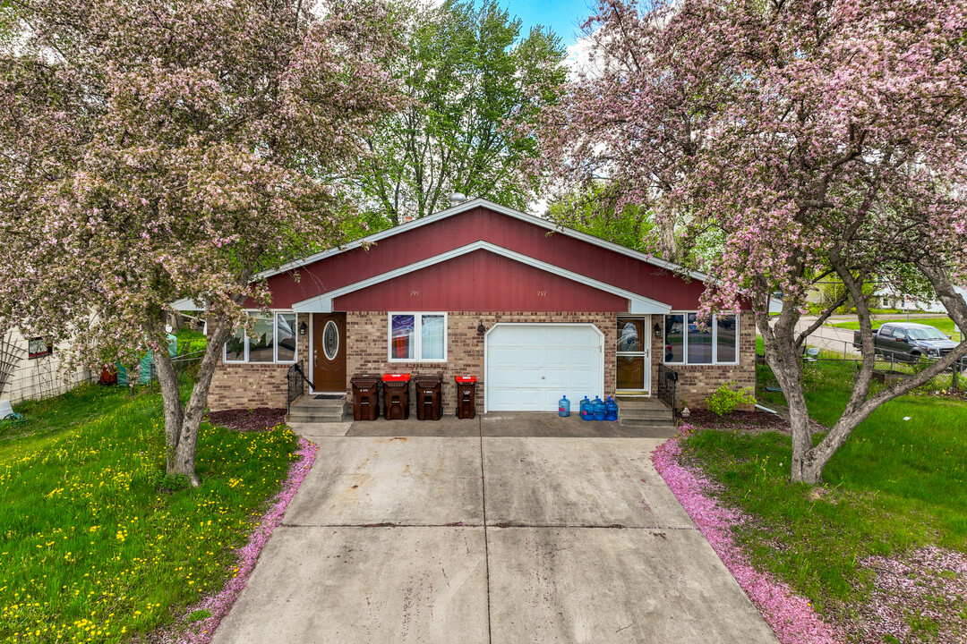 797 Greenway Ave N in St. Paul, MN - Building Photo