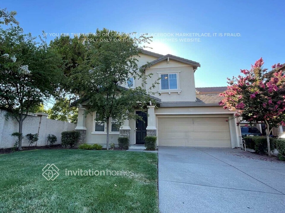381 Black Rock St in Brentwood, CA - Building Photo