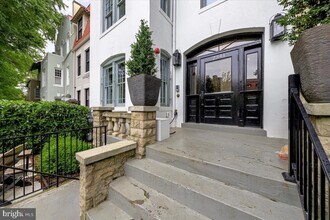 2341 Ashmead Pl NW in Washington, DC - Foto de edificio - Building Photo
