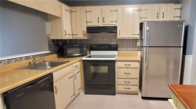 711 Newton Square Dr in Moon Township, PA - Building Photo - Building Photo