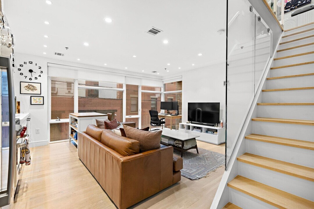 313 Washington St in Hoboken, NJ - Building Photo