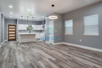 633 Helena Ave in Dallas, TX - Foto de edificio - Building Photo