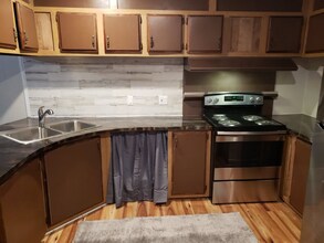 8 Depot Rd in Naples, ID - Foto de edificio - Building Photo