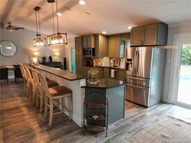 323 SW Ridge Ln in Stuart, FL - Building Photo