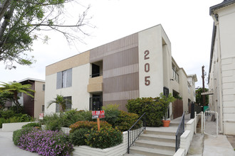 205 S Elm Dr in Beverly Hills, CA - Foto de edificio - Building Photo