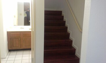 132 S Adams St, Unit 212 in Glendale, CA - Building Photo - Building Photo