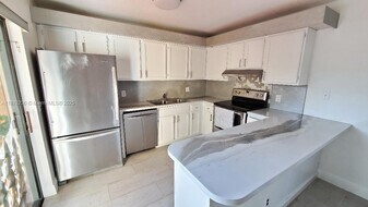 2556 Lakeview Ct in Hollywood, FL - Building Photo