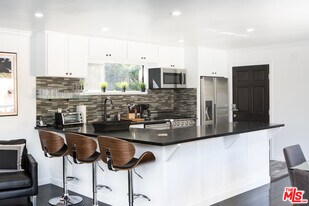 6121 Glen Holly St in Los Angeles, CA - Building Photo