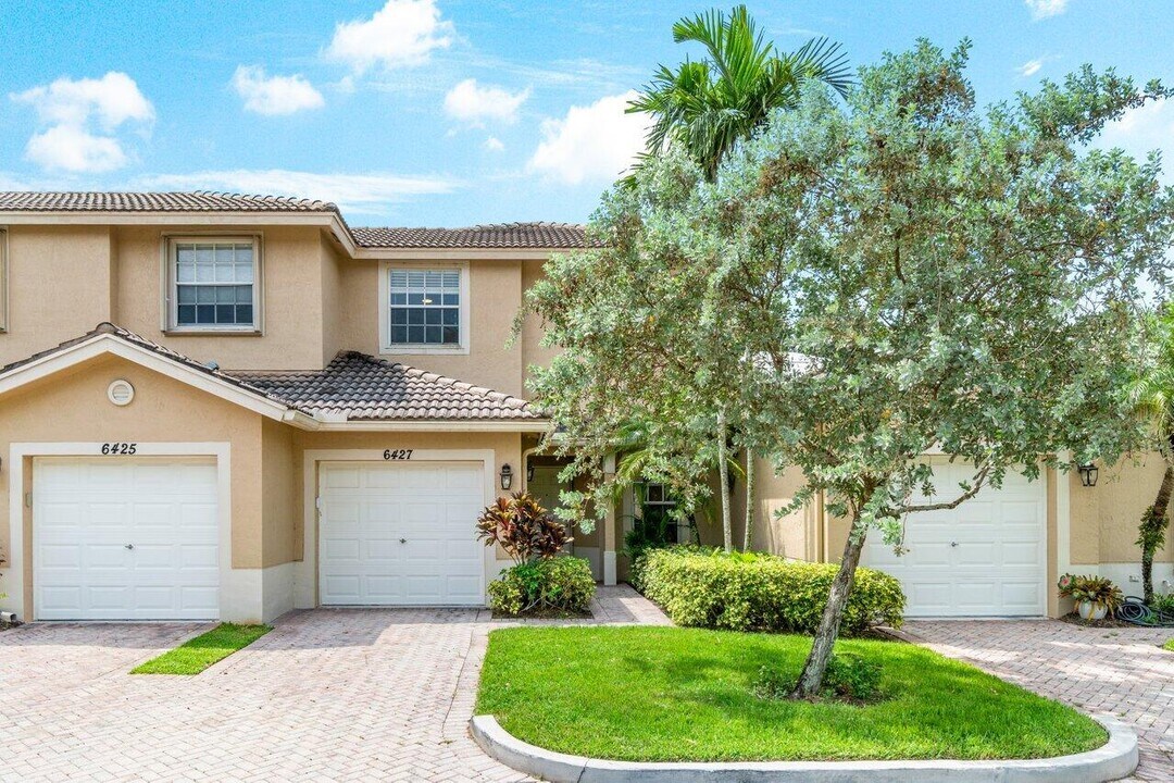 6427 Park Lake Cir in Boynton Beach, FL - Foto de edificio