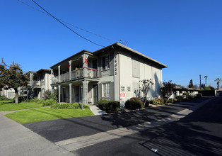 Tustin Orleans in Tustin, CA - Foto de edificio - Building Photo