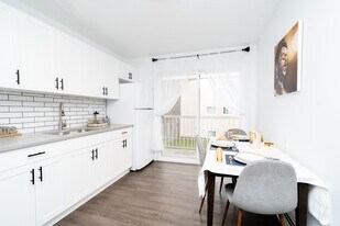 10021-10154 154 St in Edmonton, AB - Building Photo