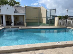 4560 SW 68th Ct Cir in Miami, FL - Building Photo - Building Photo