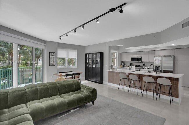 20000 E Country Club Dr, Unit 211 in Aventura, FL - Building Photo - Building Photo