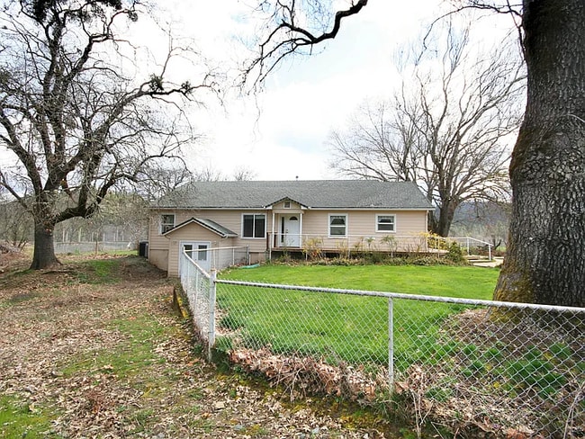 734 Powell Creek Rd in Williams, OR - Foto de edificio - Building Photo