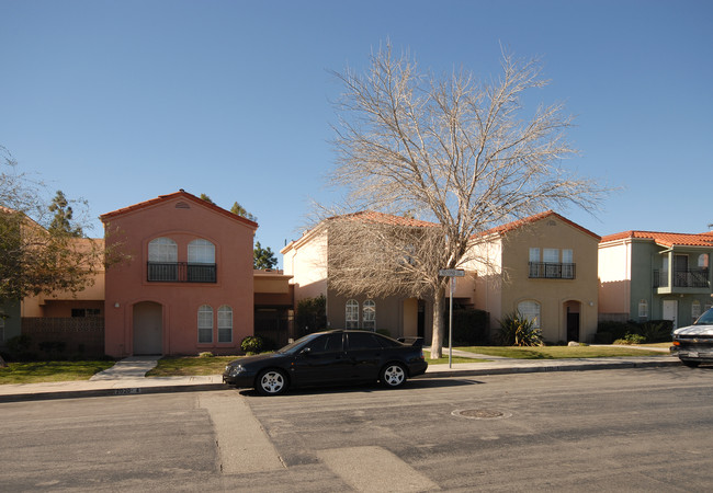 2020 2nd St in San Fernando, CA - Foto de edificio - Building Photo