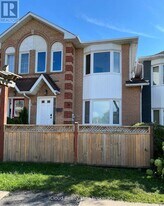 40 Glenashton Dr in Oakville, ON - Building Photo